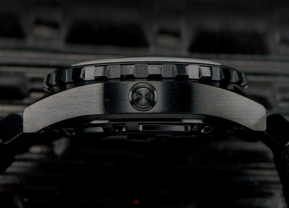 Designed to withstand the depths with 500m water resistance, the Titan comes with Viton® gaskets and a helium escape valve to complete its genuine deep diving credentials. 